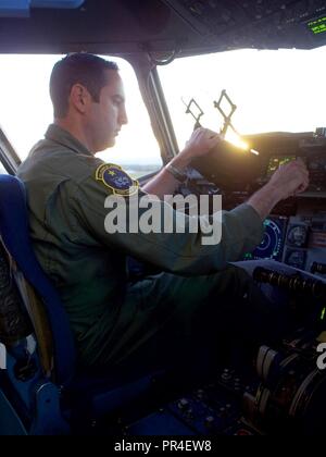 Alaska Air National Guard Le Major André Silva, un projet pilote avec le 144e Escadron de transport aérien, effectue des vérifications de contrôle en amont sur un 144E QUE C-17 Globemaster III le 12 septembre, 2018 at Joint Base Elmendorf-Richardson, en Alaska. Trente-six gardes nationaux de l'air de l'Alaska s'en alla à l'appui de l'effort d'aide humanitaire l'ouragan Florence. Les gouverneurs de Caroline du Nord, Caroline du Sud, la Virginie et le Maryland a déclaré l'état d'urgence le 10 septembre comme l'ouragan Florence s'approche de la côte est. Banque D'Images