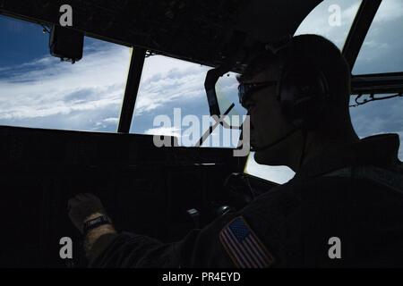 U.S. Air Force le Major Stephen Pituch est en contrôle de la HC-130J Hercules comme il tourne à travers l'œil de l'ouragan Florence, Savanah Air National Guard Base, Savanah, Aéroport d'aviation générale, le 12 septembre 2018. L'US Air Force Reserve 53e Escadron de reconnaissance de la météo, ou l'ouragan chasseurs, est la réalisation d'une mission en multitâche de tempête, l'ouragan Florence en ce moment une tempête de catégorie 4. La mission fournit des données météorologiques en temps opportun et essentiel pour le National Hurricane Center pour aider à fournir des renseignements à jour et exacts pour les prévisions de tempête. Banque D'Images