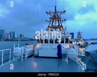 Le garde-côte Oliver Berry (WPC 1124) et Joseph Gerczak (CMP 1126) à la base de la Garde côtière Honolulu pier le 12 septembre 2018, à la suite de la tempête tropicale Olivia. Les ports commerciaux dans tout l'état rouvert à la circulation tout au long de la journée puisque les équipages achevé d'endommager et d'études d'impact. Banque D'Images