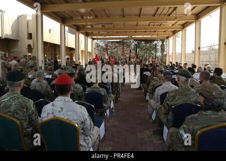 Visiteurs distingués et invité de la Combined Joint Task Force - Fonctionnement inhérents résoudre cérémonie de transfert d'autorité à Bagdad, le 13 septembre 2018. L'ARMÉE AMÉRICAINE III Corps blindé, déployés à partir de Fort Hood, au Texas, dans les régions de l'Asie du Sud-Ouest, transféré son commandement de la XVIII Airborne Corps, déployés à partir de Fort Bragg, Caroline du Nord. Les GFIM-OIR est un membre de 79 coalition mondiale, qui fonctionne par, avec, et par les forces des partenaires pour vaincre ISIS dans les zones désignées de l'Iraq et la Syrie, et établit des conditions pour le suivi sur des opérations d'augmentation de la stabilité régionale. Banque D'Images