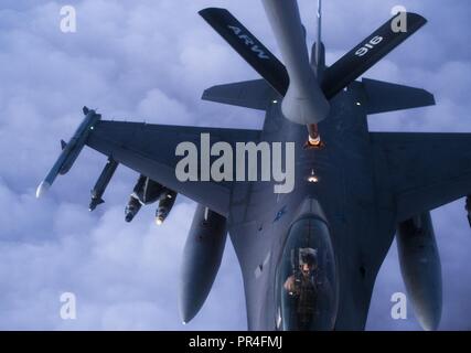 Un U.S. Air Force F-16 Fighting Falcon se prépare à recevoir en vol du carburant à partir d'un KC-135 Stratotanker affecté à la 28e Escadron expéditionnaire de ravitaillement en vol au cours d'une mission de ravitaillement en vol à l'appui de l'opération sur l'Irak, résoudre inhérent 12 Septembre, 2018. Le F-16 Fighting Falcon est un appareil compact, multi-rôle d'avions de chasse. Il est très manoeuvrable et a fait ses preuves dans les combats air-air et air-surface d'attaque. Il peut localiser des cibles dans toutes les conditions météorologiques et de détecter les aéronefs volant à basse altitude dans l'encombrement du radar. Us Air Forces Central Command des aviateurs, Joint personnel, et de la Coalition Banque D'Images