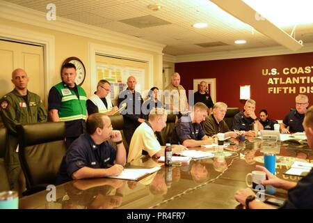 Adm arrière. Keith Smith, commandant de la Garde côtière des États-Unis, le cinquième arrondissement reçoit chaque jour la connaissance de la réunion d'information sur l'ouragan Florence le 13 septembre 2018, à Portsmouth, en Virginie. Banque D'Images