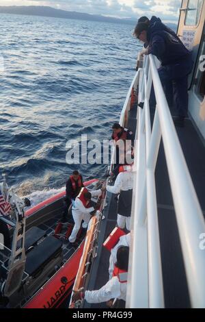 L'équipage de la garde-côte de Joseph Tezanos (WPC-1118) débarque de migrants le couteau pour les transférer pour le rapatriement vers la République dominicaine, Rebpublic Jeudi, 13 Septembre, 2018. Les migrants ont été interceptés à la suite de deux affaires distinctes par les garde-côte de Griesser Winslow (WPC-1116) dans le passage Mona au cours d'efforts dans le cadre de l'opération Unified Résoudre l'Opération Caraïbes Garde côtière canadienne et la frontière des Caraïbes Groupe interagence. Banque D'Images