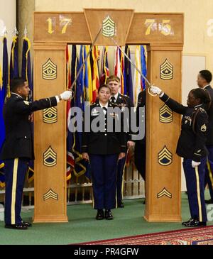 Les sous-officiers du 3e Bataillon du 15e Régiment d'infanterie, 2ème Armored Brigade Combat Team, marcher sous-officier deux épées pour signifier leur transition de soldats aux dirigeants de soldats, Fort Stewart, 7 septembre. Les épées symbolisent chaque membres la responsabilité de maintenir l'ordre et la discipline parmi les troupes. Banque D'Images