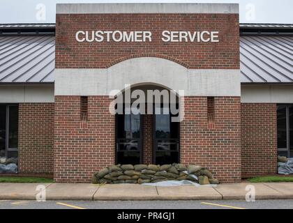 Des sacs sont placés dans un bâtiment en prévision de l'ouragan Florence at Joint Base Langley-Eustis, Virginie, le 13 septembre, 2018. Le 633e Escadron de génie civil placé des sacs sur des bâtiments en cas d'inondation. Banque D'Images