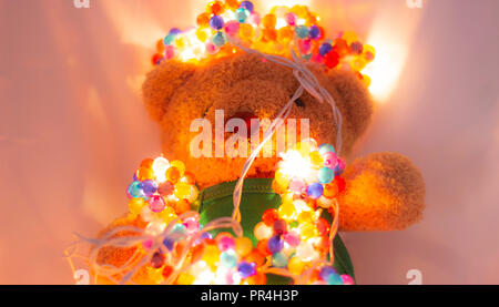 Petite poupée ours avec la lumière colorée Banque D'Images