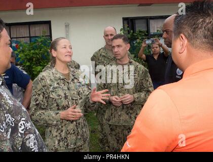 Tinos, Communauté des îles Mariannes du Nord (sept. 14, 2018) commandant de la région Marianas, arrière Adm. Shoshana Chatfield, et arrière Adm. Brad Cooper, commandant de la Force amphibie, Septième Flotte, bref Maire Joey P. San Nicolas, Maire de l'île de Tinian et Gouverneur Ralph Torres, gouverneur du Commonwealth des îles Mariannes du Nord) sur l'état de secours dans les îles Mariannes. Le groupe expéditionnaire Wasp, 31e Marine Expeditionary Unit team a aidé les organismes locaux et la FEMA avec la distribution de matériel de secours d'après que l'île a été frappée par le typhon Mangkh Banque D'Images