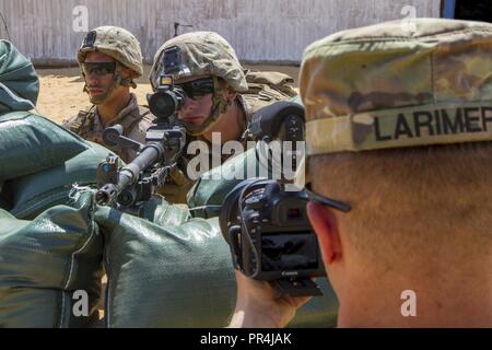 À partir de la droite, le sergent de l'armée américaine. James Larimer, spécialiste des affaires publiques affectées à l'armée américaine Commande Centrale, photographies U.S. Marine Corps PFC. Cody Smith et lance le Cpl. Anthony Spencer, tant fantassins affecté à la flotte de l'Antiterrorisme de l'équipe de sécurité, de l'entreprise U.S. Central Command, lors d'une mission de formation à Mohamed Naguib Base Militaire, près d'Alexandrie, Égypte, 13 septembre 2018. L'Larimer participe à l'exercice Bright Star 2018, un commandement central américain multilatéral d'entraînement, qui s'est tenue avec la République arabe d'Égypte. Banque D'Images