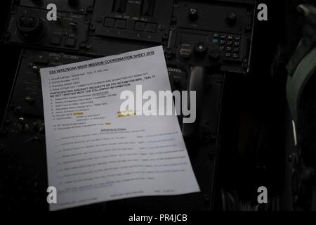 La 53e WRS/NOAA NHOP coordination mission feuille pour l'ouragan Florence jette sur les commandes du pilote d'un ouragan que la mission des chasseurs de l'outil de base de la Garde nationale aérienne Savanah, Savanah, Aéroport d'aviation générale, le 13 septembre 2018. L'US Air Force Reserve 53e Escadron de reconnaissance de la météo, ou l'ouragan chasseurs, est la réalisation d'une mission en multitâche tempête ouragan Florence en utilisant un WC-130J Hercules, en ce moment une tempête de catégorie 2. Les tâches de vol fournit des données météorologiques en temps opportun et essentiel pour le National Hurricane Center pour aider à fournir de l'information à jour et exacte pour storm Banque D'Images