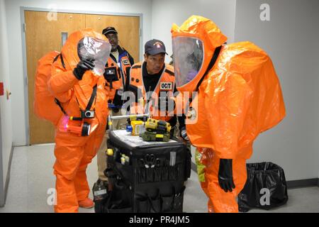 Fred Williams, un inspecteur de l'armée américaine, Rock Island Arsenal, Illinois, évalue le New Hampshire du 12e de la Garde nationale les membres de l'équipe de support civile Sgt. Taylor Hallett, à gauche, et Sgt. David Fostier. Hallett et Fostier a mené une étude de site pour substances dangereuses dans le cadre d'une évaluation externe de la 12e mission globale du CST à la préparation de l'Armée de terre Training Centre à Londonderry, N.H. sur Septembre 12, 2018. La 12e CST comprend 22 N.H. Aviateurs et soldats de la Garde nationale qui sont prêts à se mobiliser dans l'heure. L'équipe est conçu pour détecter les armes de destruction massive, spec Banque D'Images