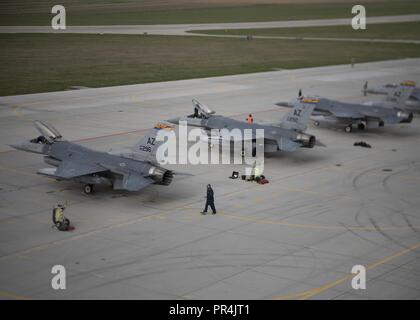 Les responsables de la 162e Escadre, Arizona Air National Guard, lancez F-16C Fighting Falcon à Namest Air Base, République tchèque. La 162e Escadre ont effectué plus de 60 sorties durant la grève 2018 amplement. Les gardes de l'air l'Arizona aident à fournir un soutien essentiel tout au long de l'USAFE-AFAFRICA zone d'opérations par le déploiement et de communiquer avec une multitude de nations. Banque D'Images