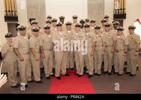 KINGS BAY, la Géorgie (septembre 1994). 14, 2018) Premier maître de poser pour une photographie au cours de Naval Submarine Base Kings Bay's 2018 le premier maître de cérémonie de l'épinglage. La base accueille à six de la classe Ohio-sous-marins des missiles balistiques qui constituent l'étape de la survie la plupart des missiles nucléaires de la triade. Banque D'Images