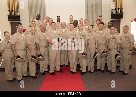 KINGS BAY, la Géorgie (septembre 1994). 14, 2018) Premier maître de poser pour une photographie au cours de Naval Submarine Base Kings Bay's 2018 le premier maître de cérémonie de l'épinglage. La base accueille à six de la classe Ohio-sous-marins des missiles balistiques qui constituent l'étape de la survie la plupart des missiles nucléaires de la triade. Banque D'Images