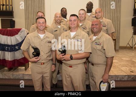 KINGS BAY, la Géorgie (septembre 1994). 14, 2018) Premier maître de poser pour une photographie au cours de Naval Submarine Base Kings Bay's 2018 le premier maître de cérémonie de l'épinglage. La base accueille à six de la classe Ohio-sous-marins des missiles balistiques qui constituent l'étape de la survie la plupart des missiles nucléaires de la triade. Banque D'Images
