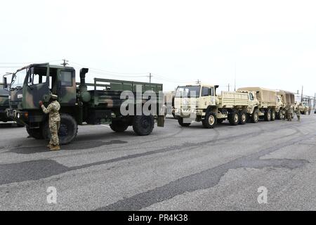 Les soldats de la 20e Commandement CBRNE, Aberdeen Proving Ground, Md., le contrôle des véhicules dans le cas où ils peuvent avoir à répondre dans le cadre des efforts déployés à la suite de l'ouragan Florence qui a frappé la côte de la Virginie et de la Caroline du Nord le 14 septembre. Les soldats les actions sont en ligne avec l'initiative de préparation de commande, et bien qu'ils n'ont reçu aucune demande officielle d'assistance qu'ils seront préparés et prêts à aller si, ou lorsque cette demande vient. Banque D'Images