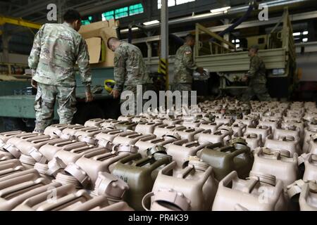 Les soldats de l'Administration centrale et de l'Administration centrale, 20e Compagnie Commande CBRNE, Aberdeen Proving Ground, Md., assembler des bidons de carburant à utiliser au cas où ils sont invités à fournir des secours aux citoyens dans les Carolines et Virginie qui ont été durement touchés par l'ouragan Florence le 14 septembre 2018. Les soldats les actions sont en ligne avec l'initiative de préparation de commande, et bien qu'ils n'ont reçu aucune demande officielle d'assistance qu'ils seront préparés et prêts à aller si, ou lorsque cette demande vient. Banque D'Images