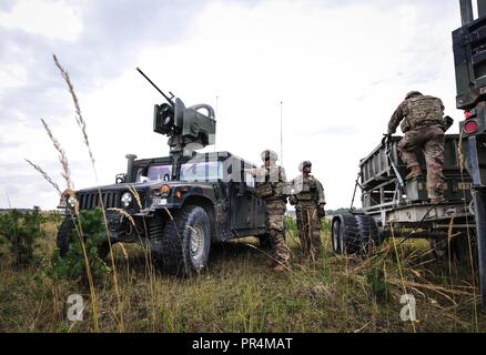 Château de parachutistes de la dague, de l'entreprise 54e bataillon du génie de la Brigade - aérienne, se préparer à un incendie M58 Ligne de déminage à Grafenwoehr de charge d'entraînement, au cours de l'Allemagne 2018 Sabre Junction. Sabre d'exercice la jonction 18 de l'armée américaine est une Europe-dirigé exercice visant à évaluer l'état de préparation de l'armée américaine 173e Brigade aéroportée d'exécuter des opérations terrestres unifiée dans un environnement mixte, combiné et à promouvoir l'interopérabilité avec les alliés et les pays partenaires. Banque D'Images