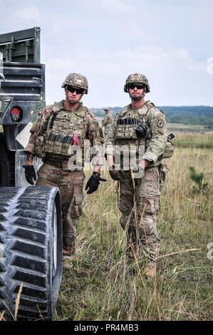 Château de parachutistes de la dague, de l'entreprise 54e bataillon du génie de la Brigade - aérienne, se préparer à un incendie M58 Ligne de déminage à Grafenwoehr de charge d'entraînement, au cours de l'Allemagne 2018 Sabre Junction. Sabre d'exercice la jonction 18 de l'armée américaine est une Europe-dirigé exercice visant à évaluer l'état de préparation de l'armée américaine 173e Brigade aéroportée d'exécuter des opérations terrestres unifiée dans un environnement mixte, combiné et à promouvoir l'interopérabilité avec les alliés et les pays partenaires. Banque D'Images