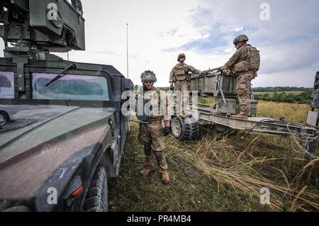 Château de parachutistes de la dague, de l'entreprise 54e bataillon du génie de la Brigade - aérienne, se préparer à un incendie M58 Ligne de déminage à Grafenwoehr de charge d'entraînement, au cours de l'Allemagne 2018 Sabre Junction. Sabre d'exercice la jonction 18 de l'armée américaine est une Europe-dirigé exercice visant à évaluer l'état de préparation de l'armée américaine 173e Brigade aéroportée d'exécuter des opérations terrestres unifiée dans un environnement mixte, combiné et à promouvoir l'interopérabilité avec les alliés et les pays partenaires. Banque D'Images