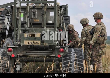 Château de parachutistes de la dague, de l'entreprise 54e bataillon du génie de la Brigade - aérienne, se préparer à un incendie M58 Ligne de déminage à Grafenwoehr de charge d'entraînement, au cours de l'Allemagne 2018 Sabre Junction. Sabre d'exercice la jonction 18 de l'armée américaine est une Europe-dirigé exercice visant à évaluer l'état de préparation de l'armée américaine 173e Brigade aéroportée d'exécuter des opérations terrestres unifiée dans un environnement mixte, combiné et à promouvoir l'interopérabilité avec les alliés et les pays partenaires. Banque D'Images