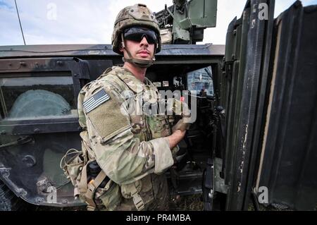 Château de parachutistes de la dague, de l'entreprise 54e bataillon du génie de la Brigade - aérienne, se préparer à un incendie M58 Ligne de déminage à Grafenwoehr de charge d'entraînement, au cours de l'Allemagne 2018 Sabre Junction. Sabre d'exercice la jonction 18 de l'armée américaine est une Europe-dirigé exercice visant à évaluer l'état de préparation de l'armée américaine 173e Brigade aéroportée d'exécuter des opérations terrestres unifiée dans un environnement mixte, combiné et à promouvoir l'interopérabilité avec les alliés et les pays partenaires. Banque D'Images