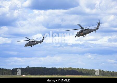 Les hélicoptères HH-60G Pavehawk lancement à l'appui de la tempête tropicale Florence pour les opérations de secours, le 15 septembre 2018, à Moody Air Force Base, Ga, le 334e groupe expéditionnaire aérienne lancé HC-130J King Combat IIs, HH-60G, Pavehawks d'équipage et du personnel de soutien de positionner à l'at Joint Base Charleston, S.C., potentiel de la tempête tropicale Florence réponse. Sous le commandement du colonel John Creel, le 374e groupe de sauvetage, le commandant intégré AEG pour faire une unité de recherche et de sauvetage expéditionnaire composé de sauvetage et du personnel de soutien de la 23e Escadre, 920e Escadre de sauvetage à Patrick Air Force Base, Banque D'Images