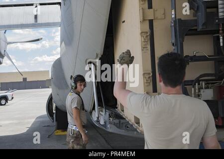 Aviateurs de la 71e Escadron de sauvetage et 723d de l'Escadron de maintenance des aéronefs et l'équipement de charge des palettes sur un HC-130 J Combattre King II, le 15 septembre 2018, à Moody Air Force Base, Ga, le 334e groupe expéditionnaire aérienne lancé HC-130J King Combat IIs , Pavehawks HH-60G, l'équipage et du personnel de soutien de positionner à l'at Joint Base Charleston, S.C., potentiel de la tempête tropicale Florence réponse. Sous le commandement du colonel John Creel, le 374e groupe de sauvetage, le commandant intégré AEG pour faire une unité de recherche et de sauvetage expéditionnaire composé de membres du personnel de soutien et de sauvetage à partir de la 23ème Escadre, 920e Banque D'Images