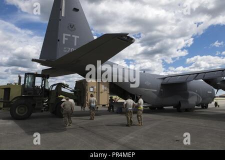 Aviateurs de la 71e Escadron de sauvetage et 723d de l'Escadron de maintenance des aéronefs et l'équipement de charge des palettes sur un HC-130 J Combattre King II, le 15 septembre 2018, à Moody Air Force Base, Ga, le 334e groupe expéditionnaire aérienne lancé HC-130J King Combat IIs , Pavehawks HH-60G, l'équipage et du personnel de soutien de positionner à l'at Joint Base Charleston, S.C., potentiel de la tempête tropicale Florence réponse. Sous le commandement du colonel John Creel, le 374e groupe de sauvetage, le commandant intégré AEG pour faire une unité de recherche et de sauvetage expéditionnaire composé de membres du personnel de soutien et de sauvetage à partir de la 23ème Escadre, 920e Banque D'Images