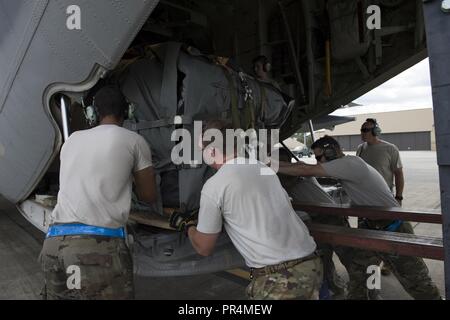 Aviateurs de la 71e et 723e Escadron de sauvetage de l'Escadron de maintenance des aéronefs pousser une palette sur un HC-130J Combattre King II, le 15 septembre 2018, à Moody Air Force Base, Ga, le 334e groupe expéditionnaire aérienne lancé HC-130J King Combat IIs , Pavehawks HH-60G, l'équipage et du personnel de soutien de positionner à l'at Joint Base Charleston, S.C., potentiel de la tempête tropicale Florence réponse. Sous le commandement du colonel John Creel, le 374e groupe de sauvetage, le commandant intégré AEG pour faire une unité de recherche et de sauvetage expéditionnaire composé de membres du personnel de soutien et de sauvetage à partir de la 23ème Escadre, une aile de sauvetage 920e Banque D'Images