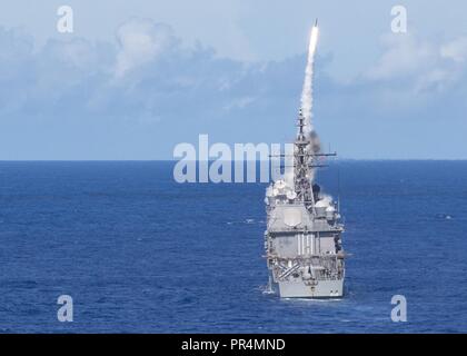 Mer des Philippines (sept. 16, 2018) La classe Arleigh Burke destroyer lance-missiles USS Milius (DDG 69) lance un missile standard 2 alors qu'en formation avec la classe Ticonderoga croiseur lance-missiles USS Chancellorsville (CG 62) et le porte-avions USS Ronald Reagan (CVN 76) au cours d'un exercice de tir réel pour Valiant Shield en 2018. La biennale, uniquement aux États-Unis, l'exercice d'entraînement sur le terrain se concentre sur l'intégration de la formation conjointe entre la U.S. Navy, Air Force, et Marine Corps. C'est le septième dans l'exercice Valiant Shield série qui a débuté en 2006. Banque D'Images