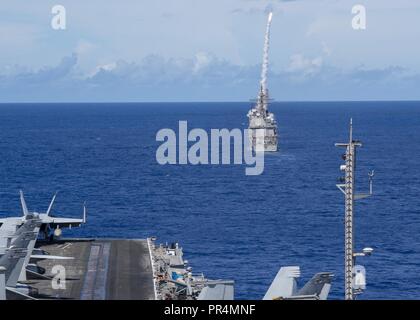 Mer des Philippines (sept. 16, 2018) La classe Arleigh Burke destroyer lance-missiles USS Milius (DDG 69) lance un missile standard 2 alors qu'en formation avec la classe Ticonderoga croiseur lance-missiles USS Chancellorsville (CG 62) et le porte-avions USS Ronald Reagan (CVN 76) au cours d'un exercice de tir réel pour Valiant Shield en 2018. La biennale, uniquement aux États-Unis, l'exercice d'entraînement sur le terrain se concentre sur l'intégration de la formation conjointe entre la U.S. Navy, Air Force, et Marine Corps. C'est le septième dans l'exercice Valiant Shield série qui a débuté en 2006. Banque D'Images