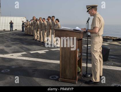 Golfe d'ADEN (sept. 14, 2018) Le Cmdr. Robert Tryon, commandant de l'île de Whidbey-class landing ship dock USS Rushmore (LSD 47), prend la parole lors d'un premier maître de cérémonie l'épinglage sur le pont lors d'un déploiement prévu de la Essex Groupe amphibie (ARG) et 13e Marine Expeditionary Unit (MEU). L'Essex ARG/13e MEU est mortelle, flexible, et les polluants Navy-Marine Corps équipe déployée à la 5e flotte américaine zone d'opérations à l'appui des opérations navales pour assurer la stabilité et la sécurité maritime dans la région du Centre, de la connexion à la Méditerranée et de la Pa Banque D'Images