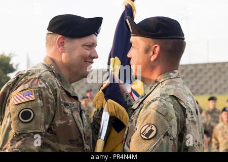 Le lieutenant-colonel Steven T. Brenchley, 97e commandement de troupes entrant (97TC), commandant la 97e mains couleurs TC à la commande le Sgt. Le Major Richard Thalman, sous-officier supérieur de la 97e TC, au cours d'une cérémonie de passation de commandement au camp Williams sur Septembre 15. Le colonel Scott K. Burnhope a quitté le commandement de Brenchley après trois ans à la tête de la 97e TC. Banque D'Images