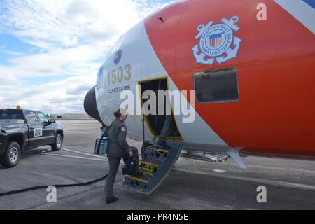 USCG Air air Clearwater Station et des équipes de maintenance sur l'étape d'un C-130 Hercules à déployer de la Air Station Elizabeth City afin de mieux répondre à mieux aider les régions touchées par l'ouragan Florence chez Air Station Savannah, le 16 septembre 2018. Banque D'Images