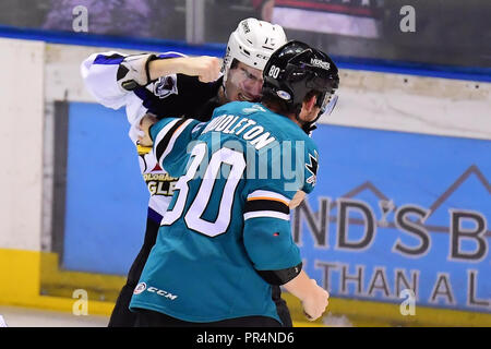 Loveland, Colorado, USA. 28 Sep, 2018. Le défenseur des Aigles Colorado Turner Ottenbreit (79) et San Jose défenseur Keaton Middelton Barracuda lever le poing en troisième période de leur match de hockey à l'AHL Budweiser Events Center à Loveland, Colorado. San Jose a gagné 5-3. Russell Hons/CSM/Alamy Live News Banque D'Images