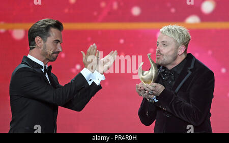 28 septembre 2018, Saxe, Leipzig : chanteuse pop et animateur Florian Silbereisen (L) présentant le prix dans la catégorie 'loisirs' au chanteur et animateur de télévision au cours de l'Antony Ross 'gala Goldene Henne' ('Golden Hen') à Leipzig. Un total de 53 personnalités du show-business, la société et le sport était en nomination pour le prix. La Poule d'or est dédié à l'artiste de la RDA Helga Hahnemann, décédé en 1991. Le Prix du public est remis chaque année par la Mitteldeutscher Rundfunk (MDR), Rundfunk Berlin-Brandenburg (RBB) et le magazine Super-Illu. Photo : Hendrik Schmidt/dpa-Zentral Banque D'Images