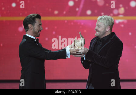 28 septembre 2018, Saxe, Leipzig : chanteuse pop et animateur Florian Silbereisen (L) présentant le prix dans la catégorie 'loisirs' au chanteur et animateur de télévision au cours de l'Antony Ross 'gala Goldene Henne' ('Golden Hen') à Leipzig. Un total de 53 personnalités du show-business, la société et le sport était en nomination pour le prix. La Poule d'or est dédié à l'artiste de la RDA Helga Hahnemann, décédé en 1991. Le Prix du public est remis chaque année par la Mitteldeutscher Rundfunk (MDR), Rundfunk Berlin-Brandenburg (RBB) et le magazine Super-Illu. Photo : Hendrik Schmidt/dpa-Zentral Banque D'Images