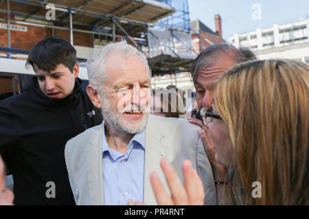 Halesowen, West Midlands, Royaume-Uni. 29 Septembre, 2018. Leader du travail Jeremy Corbyn arrive à un rassemblement d'obtenir un appui à la campagne du gouvernement pour l'Halesowen et Rowley Regis circonscription. Peter Lopeman/Alamy Live News Banque D'Images