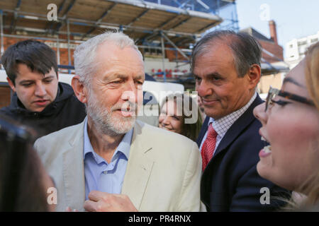 Halesowen, West Midlands, Royaume-Uni. 29 Septembre, 2018. Leader du travail Jeremy Corbyn arrive à un rassemblement d'obtenir un appui à la campagne du gouvernement pour l'Halesowen et Rowley Regis circonscription. Peter Lopeman/Alamy Live News Banque D'Images