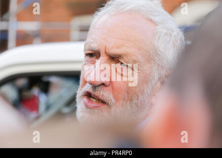 Halesowen, West Midlands, Royaume-Uni. 29 Septembre, 2018. Leader du travail Jeremy Corbyn arrive à un rassemblement d'obtenir un appui à la campagne du gouvernement pour l'Halesowen et Rowley Regis circonscription. Peter Lopeman/Alamy Live News Banque D'Images