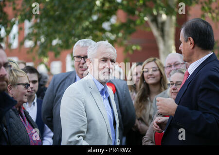 Halesowen, West Midlands, Royaume-Uni. 29 Septembre, 2018. Leader du travail Jeremy Corbyn arrive à un rassemblement d'obtenir un appui à la campagne du gouvernement pour l'Halesowen et Rowley Regis circonscription. Peter Lopeman/Alamy Live News Banque D'Images