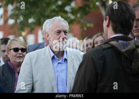 Halesowen, West Midlands, Royaume-Uni. 29 Septembre, 2018. Leader du travail Jeremy Corbyn arrive à un rassemblement d'obtenir un appui à la campagne du gouvernement pour l'Halesowen et Rowley Regis circonscription. Peter Lopeman/Alamy Live News Banque D'Images