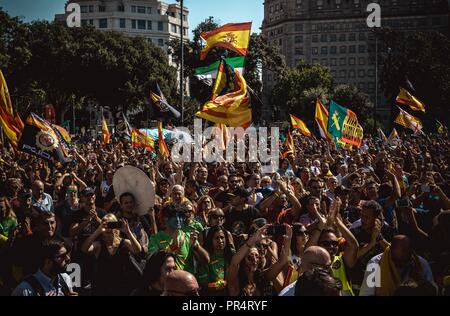 Barcelone, Espagne. 29 Septembre, 2018 : les agents de police de la Police nationale et la garde civile crier des slogans comme ils mars à Barcelone pour rendre hommage aux participants de la dernière années 'operacion copernico', un énorme déploiement de la police dans le référendum Catalan au 1er octobre, et de protester pour une égalité de traitement avec les forces de police régionales Crédit : Matthias Rickenbach/Alamy Live News Banque D'Images