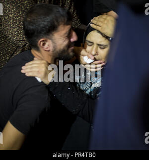 La ville de Gaza, la bande de Gaza, en Palestine. Sep 29, 2018. Des proches de Iyad al-Shaer vu pleurer lors de sa cérémonie funéraire. Iyad al-Shaer a été tué par des soldats israéliens à la ''grande marche du retour'' manifestation à Gaza. Credit : Mahmoud Issa/SOPA Images/ZUMA/Alamy Fil Live News Banque D'Images