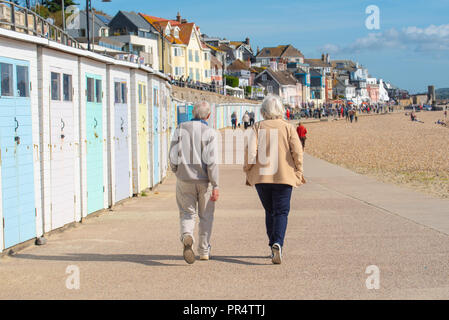 Lyme Regis, Dorset, Royaume-Uni. 29 septembre 2018. Météo au Royaume-Uni: Un couple promenez-vous le long de Marine Parade dans un soleil insaisonnier et bleu clair ciel à la station balnéaire de Lyme Regis sur un autre week-end glorieux de septembre. Crédit : PQ/Alay Live News Banque D'Images