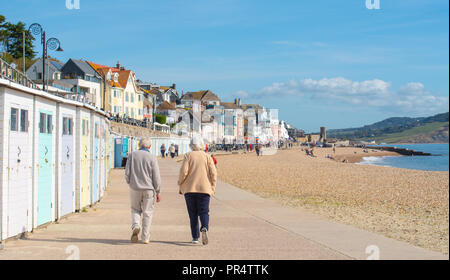 Lyme Regis, Dorset, Royaume-Uni. 29 septembre 2018. Météo au Royaume-Uni: Un couple promenez-vous le long de Marine Parade dans un soleil insaisonnier et bleu clair ciel à la station balnéaire de Lyme Regis sur un autre week-end glorieux de septembre. Crédit : PQ/Alay Live News Banque D'Images