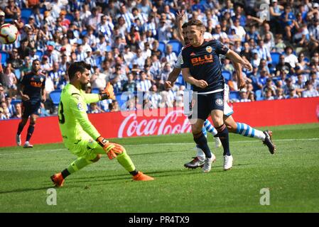 Gameiro de duels Valence CF pour le bal avec Miguel Angel Moya de la Real Sociedad lors de la ligue espagnole match de football entre le Real Sociedad et Valence au stade Anoeta le 29 septembre 2018 à San Sebastian, Espagne Cordon Press Banque D'Images