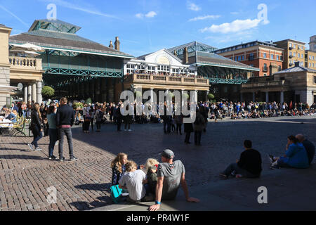 Londres, Royaume-Uni. 28 Sep, 2018. De grandes foules de touristes et de sightseeers profiter du magnifique soleil d'automne à Covent Garden sur une chaude journée dans la capitale Crédit : amer ghazzal/Alamy Live News Banque D'Images