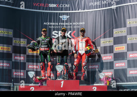 29 septembre, 2018 - 66, Tom Sykes, GBR, Kawasaki ZX-10RR, 01, Jonathan Rea, GBR, Kawasaki ZX-10RR, Kawasaki Racing Team WorldSBK, 12, Xavi Fores, ESP, Ducati Panigale R, Barni Racing Team, SBK 2018, MOTO - Grand Prix 2018 SBK Magny-Cours, course 1, 2018, Circuit de Nevers Magny-Cours, Acerbis manche française, France, 29 septembre 2018, au cours de l'action 1 de la course SBK Français Acerbis Round le 29 septembre 2018 au circuit de Nevers Magny-Cours, France Crédit : AFP7/ZUMA/Alamy Fil Live News Banque D'Images