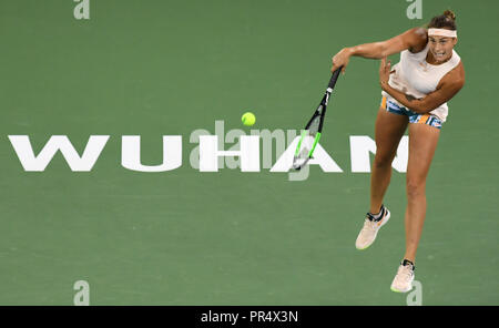 Wuhan, province du Hubei en Chine. Sep 29, 2018. Sabalenka Aryna du Bélarus renvoie une tourné au cours de la des célibataires dernier match face à Anet Kontaveit d'Estonie à l'Open de tennis 2018 Tournoi WTA Wuhan à Wuhan, Chine centrale, la province du Hubei, le 29 septembre, 2018. Sabalenka Aryna a gagné 2-0 et a réclamé le titre. Credit : Liu Xu/Xinhua/Alamy Live News Banque D'Images